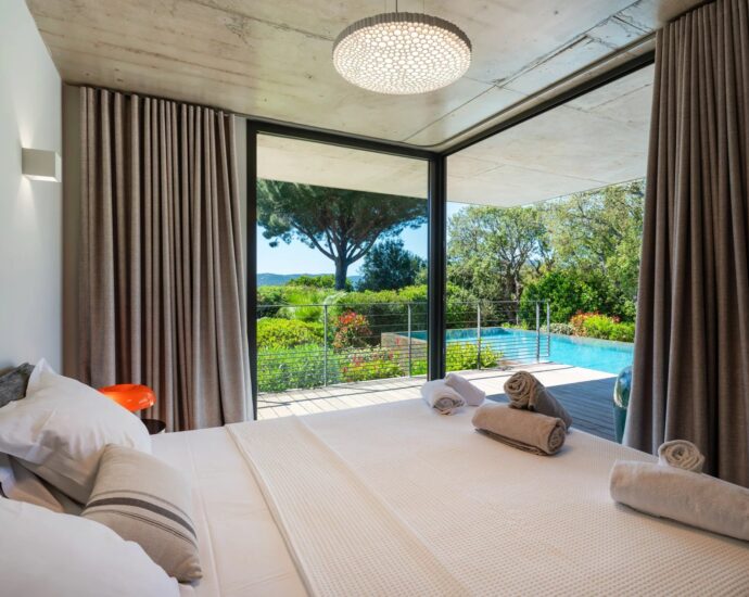 Porto-Vecchio, Domaine de Cala Rossa, villa 4 bedrooms, swimming pool and beach at walking distance,