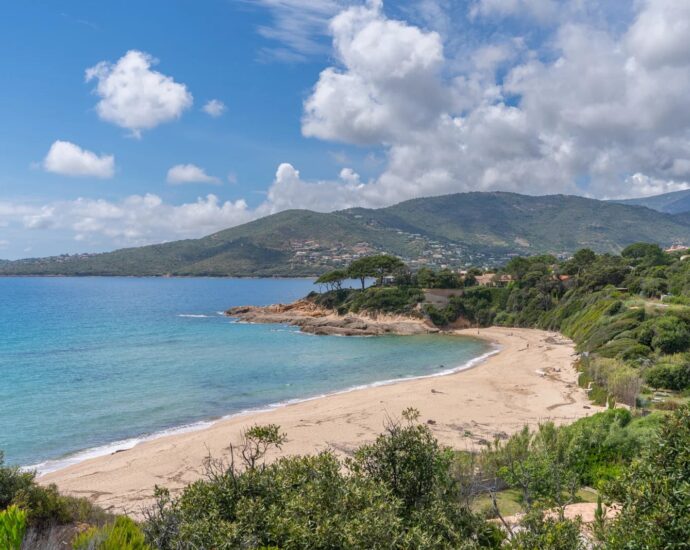 Sagone, villa vue mer panoramique, 3 chambres, studio et chalet indépendants, piscine, plage à pied, proche Ajaccio