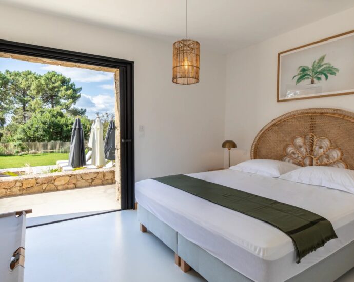 Lecci, near Saint Cyprien, Stone Bergerie-Style Villa, 4 Bedrooms, Pool, Close to the Beach