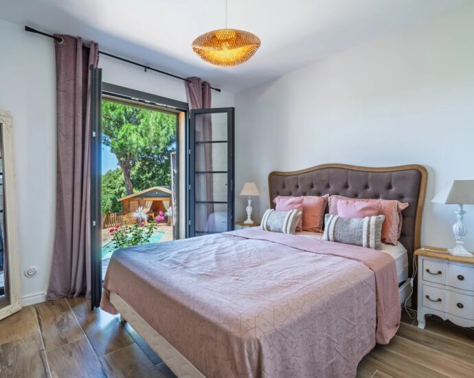Exlusivité, Région de Saint-Florent, Poggio d’Oletta, villa 4 chambres, piscine, jacuzzi, vue dégagée mer et montagnes, proche plage