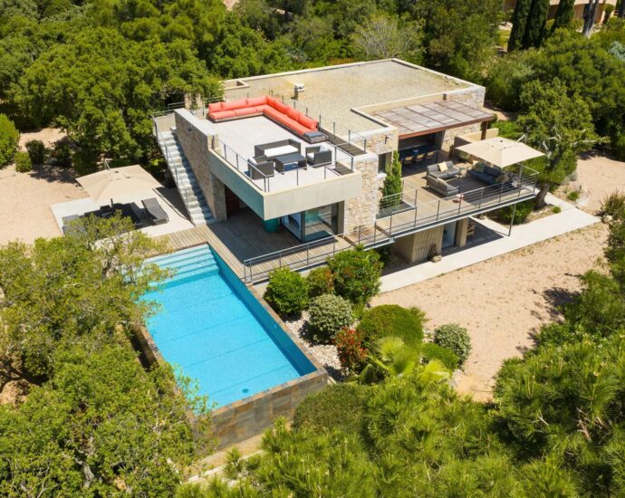 Porto-Vecchio, Domaine de Cala Rossa, villa 4 bedrooms, swimming pool and beach at walking distance,