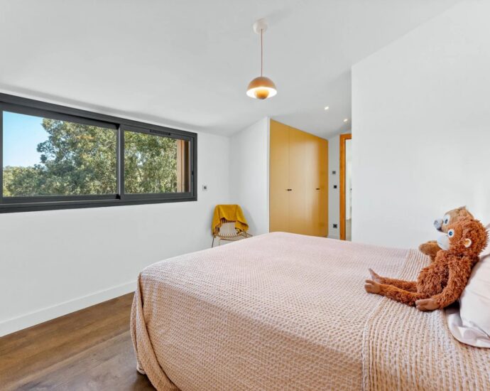 Bonifacio, contemporary villa, close to the beach and town center.
