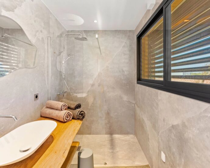 Bonifacio, contemporary villa, close to the beach and town center.