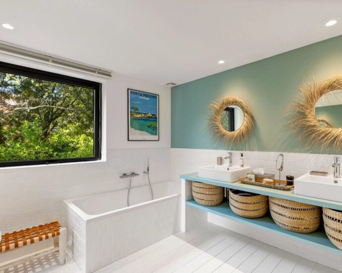 Private estate of Cala Rossa, 5-Bedroom Villa with Pool, Sea View, close to the beach