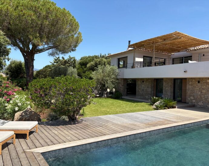 Porto-Vecchio, Santa Giulia, Domaine privé de Cala d&rsquo;Oro, Villa 5 chambres, piscine, vue mer et plage à pied
