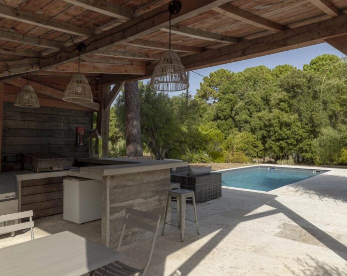 Sainte-Lucie-de-Porto-Vecchio, contemporary villa with swimming pool and 4 bedrooms in the very heart of the village