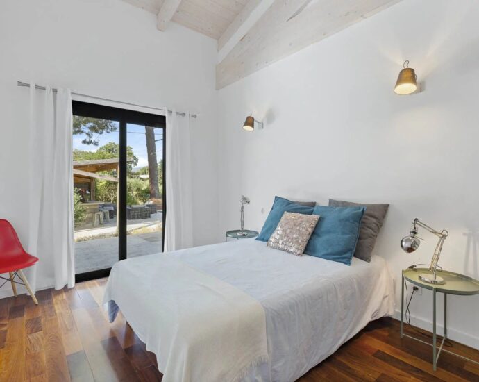 Sainte-Lucie-de-Porto-Vecchio, contemporary villa with swimming pool and 4 bedrooms in the very heart of the village