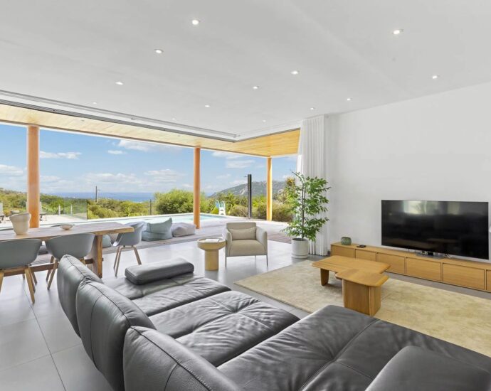 Porto-Vecchio, Santa Giulia, villa d&rsquo;architecte, 4 chambres, piscine, vue mer, proche plage