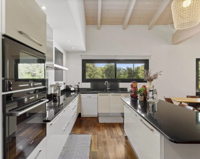 Sainte-Lucie-de-Porto-Vecchio, contemporary villa with swimming pool and 4 bedrooms in the very heart of the village