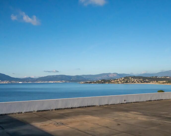 Exceptional PENTHOUSE, Pietrosella, panoramic sea view, beach on foot