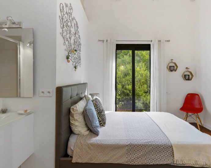 Sainte-Lucie-de-Porto-Vecchio, contemporary villa with swimming pool and 4 bedrooms in the very heart of the village