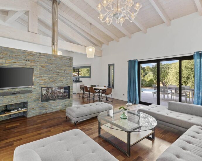 Sainte-Lucie-de-Porto-Vecchio, contemporary villa with swimming pool and 4 bedrooms in the very heart of the village