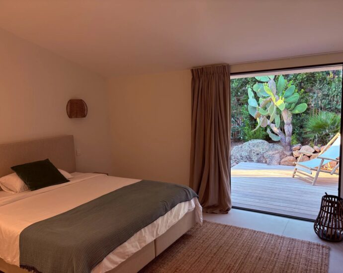 Porto-Vecchio, Santa Giulia, Domaine privé de Cala d&rsquo;Oro, Villa 5 chambres, piscine, vue mer et plage à pied