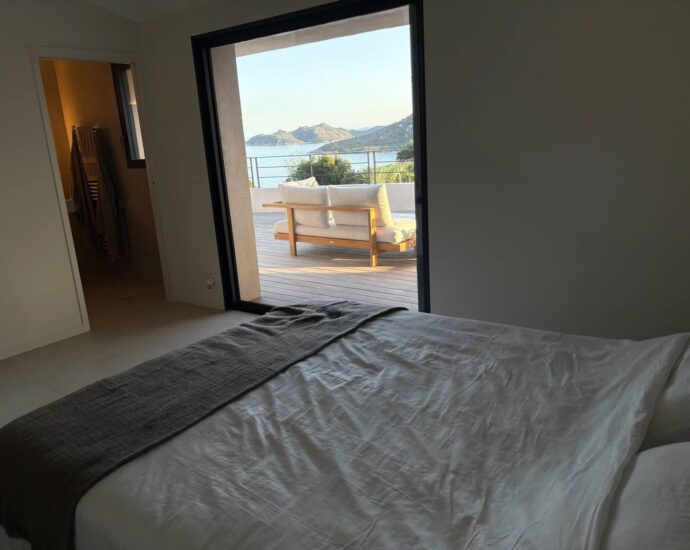 Porto-Vecchio, Santa Giulia, Domaine privé de Cala d&rsquo;Oro, Villa 5 chambres, piscine, vue mer et plage à pied