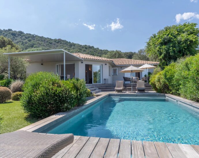 Porto-Vecchio, Precojo, Villa T3, piscine chauffée, proche plage de Santa Giulia, avec vue dégagée