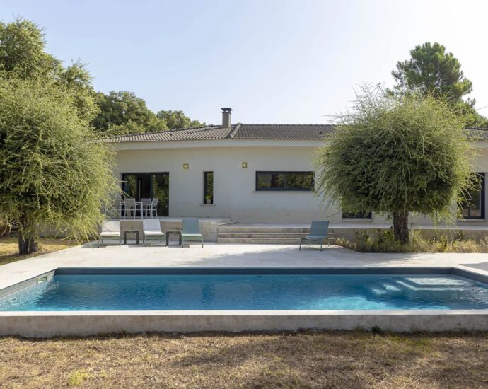 Sainte-Lucie-de-Porto-Vecchio, contemporary villa with swimming pool and 4 bedrooms in the very heart of the village