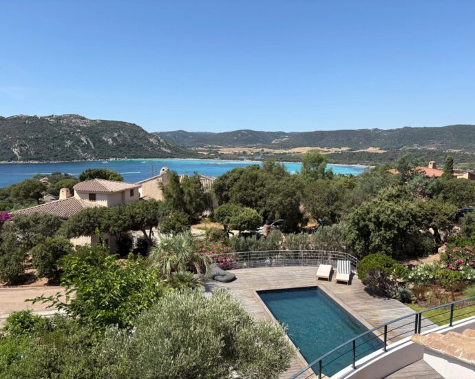 Porto-Vecchio, Santa Giulia, Domaine privé de Cala d&rsquo;Oro, Villa 5 chambres, piscine, vue mer et plage à pied