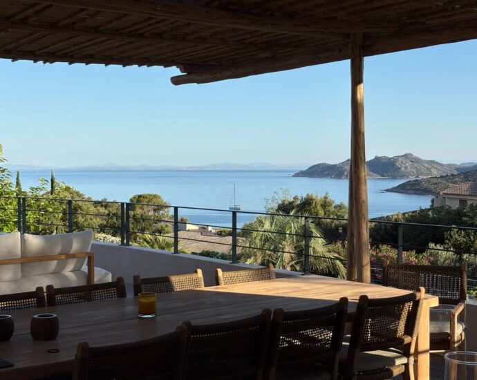 Porto-Vecchio, Santa Giulia, Domaine privé de Cala d&rsquo;Oro, Villa 5 chambres, piscine, vue mer et plage à pied
