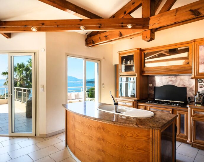 Coti-Chiavari, 6-bedroom villa, panoramic sea view, apartment, pool, close to beach