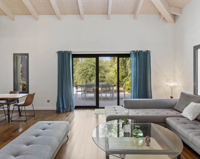 Sainte-Lucie-de-Porto-Vecchio, contemporary villa with swimming pool and 4 bedrooms in the very heart of the village