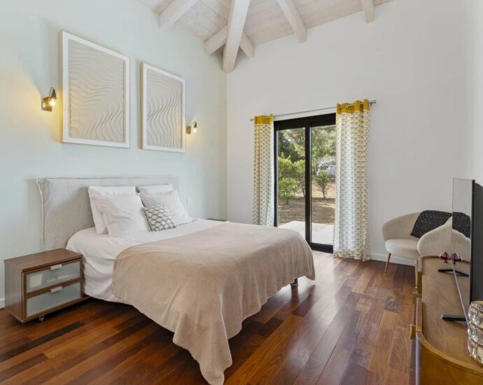 Sainte-Lucie-de-Porto-Vecchio, contemporary villa with swimming pool and 4 bedrooms in the very heart of the village