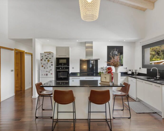 Sainte-Lucie-de-Porto-Vecchio, contemporary villa with swimming pool and 4 bedrooms in the very heart of the village