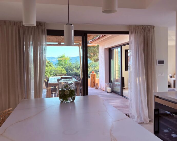 Porto-Vecchio, Santa Giulia, Domaine privé de Cala d&rsquo;Oro, Villa 5 chambres, piscine, vue mer et plage à pied