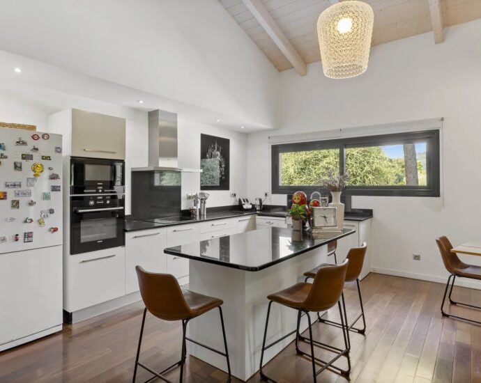 Sainte-Lucie-de-Porto-Vecchio, contemporary villa with swimming pool and 4 bedrooms in the very heart of the village