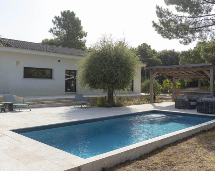 Sainte-Lucie-de-Porto-Vecchio, contemporary villa with swimming pool and 4 bedrooms in the very heart of the village