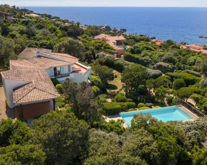 Coti-Chiavari – Property located on the Castagna Peninsula with a 6-bedroom villa and panoramic sea views