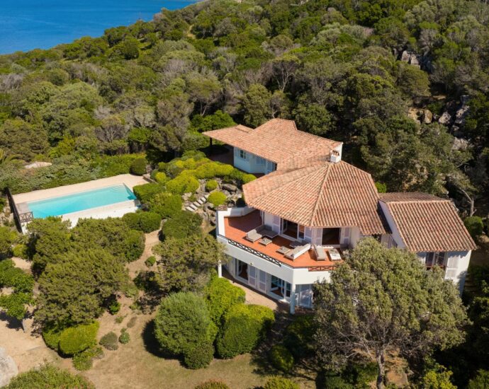 Coti-Chiavari – Property located on the Castagna Peninsula with a 6-bedroom villa and panoramic sea views