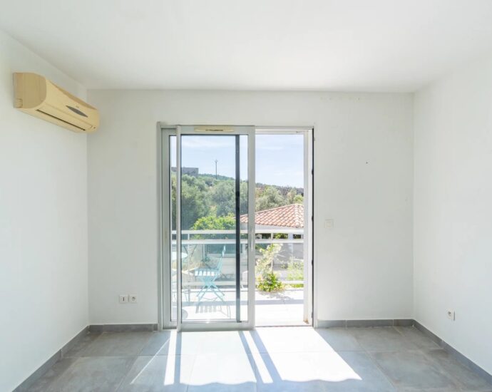 Lecci , Villa with Swimming Pool, 5 Bedrooms, Peaceful Setting, Close to beaches and amenities