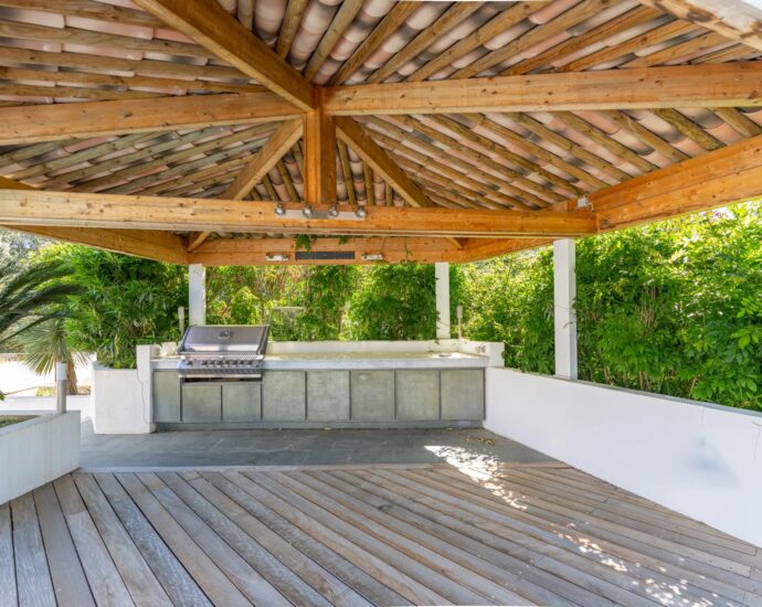 Lecci , Villa with Swimming Pool, 5 Bedrooms, Peaceful Setting, Close to beaches and amenities