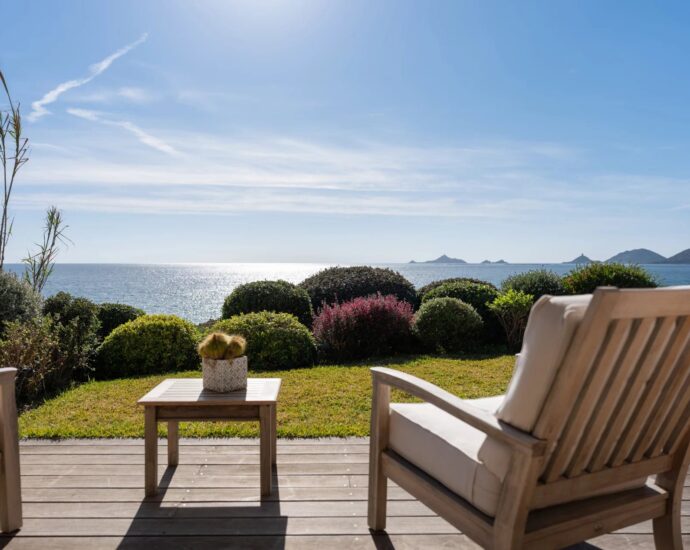 Exclusivité, Ajaccio, Route de Sanguinaires, Propriété  pied dans l&rsquo;eau, 3 chambres, vue  mer panoramique, plage à pied