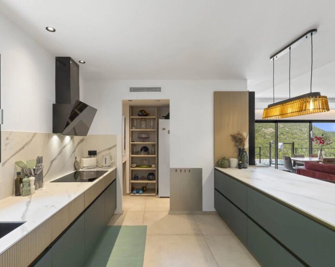 EXCLUSIVITE  – Sainte Lucie de Porto Vecchio – Villa d&rsquo;architecte, 4 chambres, piscine, vue montagne panoramique, aperçu mer