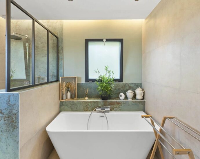 EXCLUSIVITE  – Sainte Lucie de Porto Vecchio – Villa d&rsquo;architecte, 4 chambres, piscine, vue montagne panoramique, aperçu mer