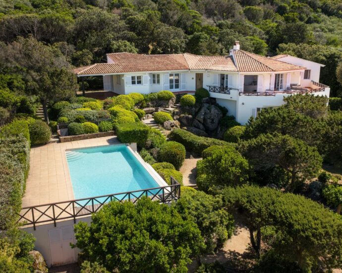 Coti-Chiavari – Property located on the Castagna Peninsula with a 6-bedroom villa and panoramic sea views
