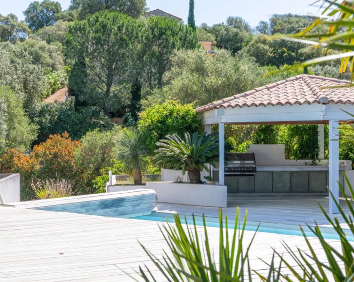 Lecci , Villa with Swimming Pool, 5 Bedrooms, Peaceful Setting, Close to beaches and amenities