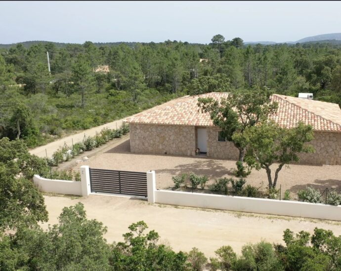 Near Porto-Vecchio – Single-storey stone villa, type T5, with swimming pool