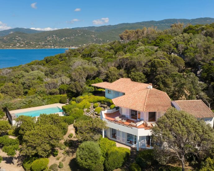 Coti-Chiavari – Property located on the Castagna Peninsula with a 6-bedroom villa and panoramic sea views