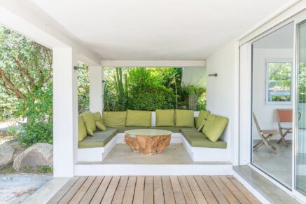 Lecci , Villa with Swimming Pool, 5 Bedrooms, Peaceful Setting, Close to beaches and amenities