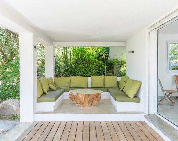 Lecci , Villa with Swimming Pool, 5 Bedrooms, Peaceful Setting, Close to beaches and amenities