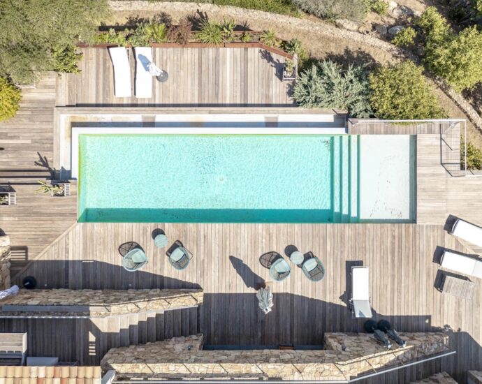 Pinarello, architect-designed villa, 5 bedrooms, sea view, pool, private estate, near beach