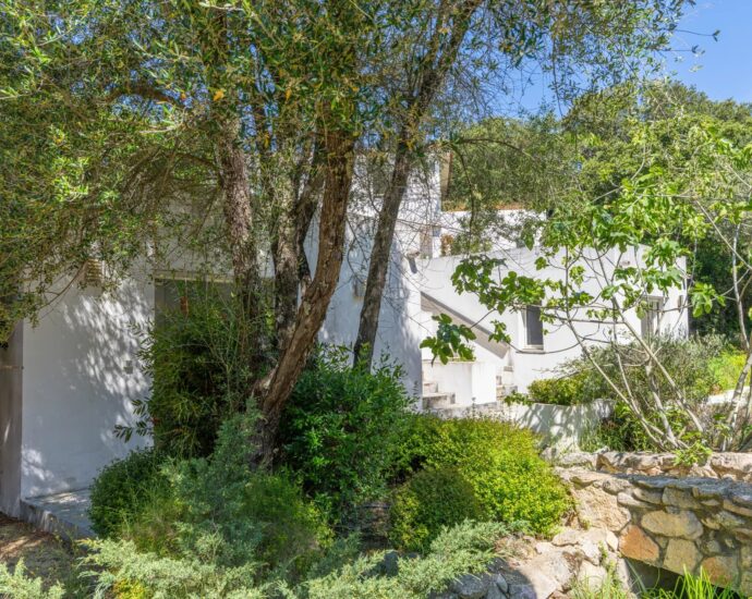 Lecci , Villa with Swimming Pool, 5 Bedrooms, Peaceful Setting, Close to beaches and amenities