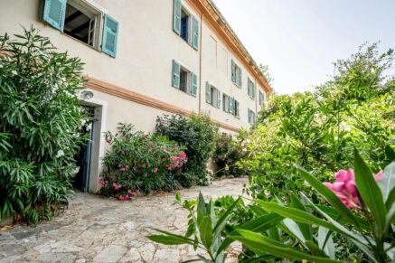 Manor house overlooking the Nebbiu valley and the Gulf of Saint-Florent