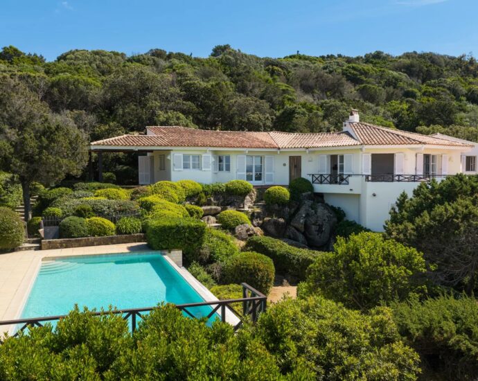 Coti-Chiavari – Property located on the Castagna Peninsula with a 6-bedroom villa and panoramic sea views