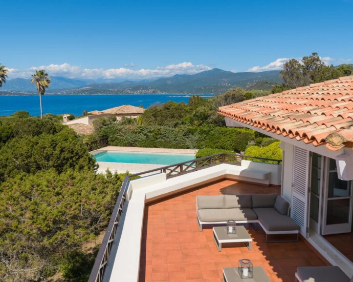 Coti-Chiavari – Property located on the Castagna Peninsula with a 6-bedroom villa and panoramic sea views