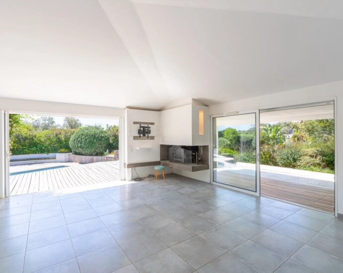 Lecci , Villa with Swimming Pool, 5 Bedrooms, Peaceful Setting, Close to beaches and amenities