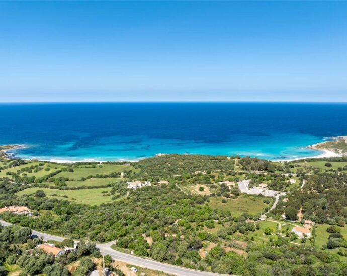 L&rsquo;Île Rousse, terrain à bâtir, vue mer, plage et commerces à pied