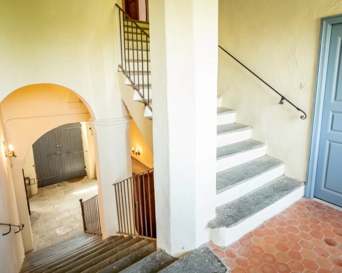 Manor house overlooking the Nebbiu valley and the Gulf of Saint-Florent